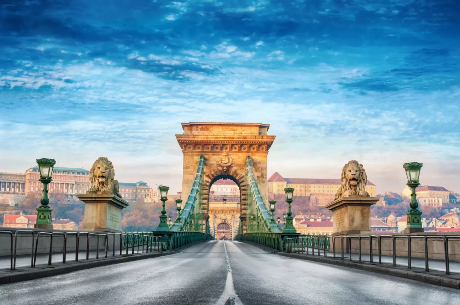 The Chain Bridge in Budapest at night