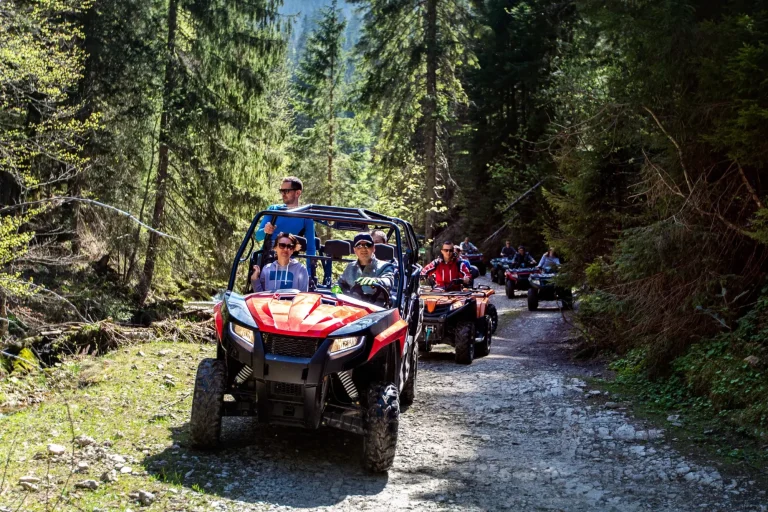 Eine Reisegruppe ist mit ATVs und UTVs in den Bergen unterwegs
