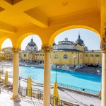 Bagni termali all'aperto di Szechenyi durante la luce del mattino senza persone a Budapest, Ungheria